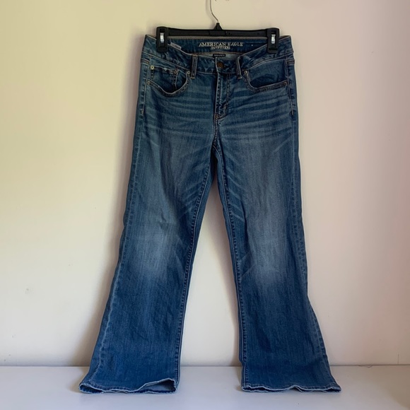 Like New Woman’s size 8 SHORT American Eagle Jeans - Picture 2 of 3